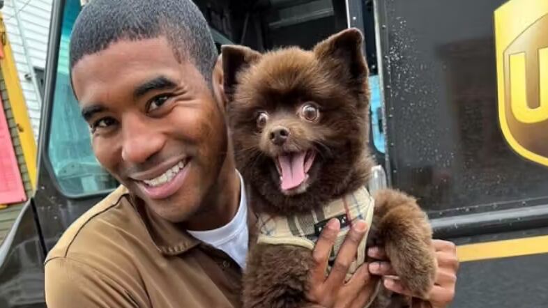 O motorista de entregas ficou famoso na internet ao tirar selfies com cachorrinhos dos clientes. Foto: Instagram/@jhardesty