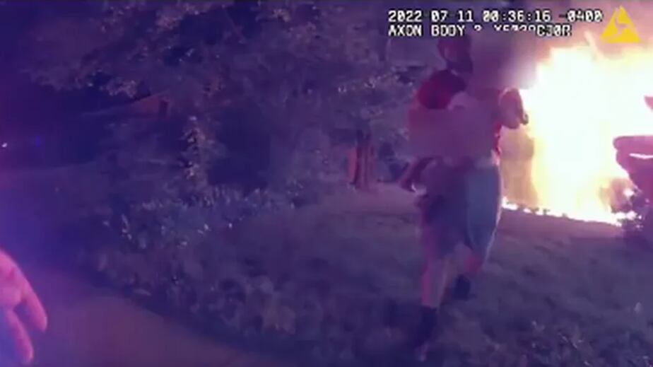 Jovem salva crianças de um incêndio nos EUA