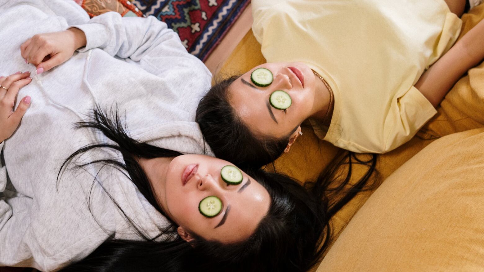 Nas últimas décadas, diversos laboratórios dermatológicos começaram a estudar seus benefícios ao inserir a água termal na formulação de seus produtos de cuidados com a pele.