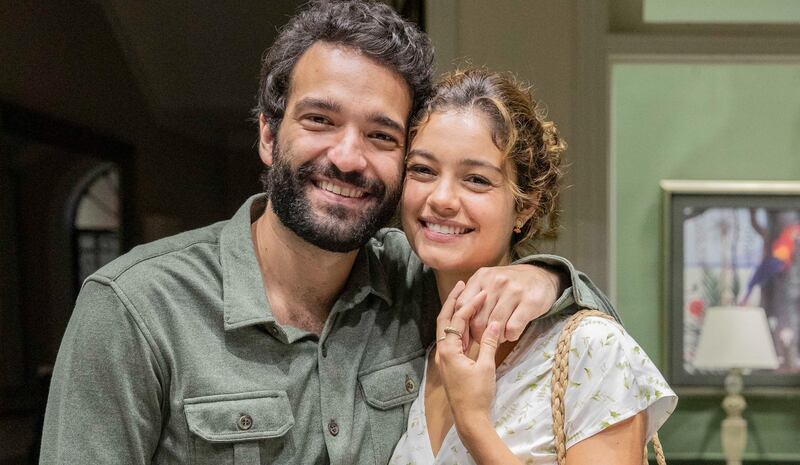 No novo bloco de "Todas as Flores", Rafael (Humberto Carrão) e Maíra (Sophie Charlotte) ficam mais próximos