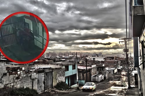 Ladrões levantaram a moto estacionada e a colocaram em uma carroça de reciclagem