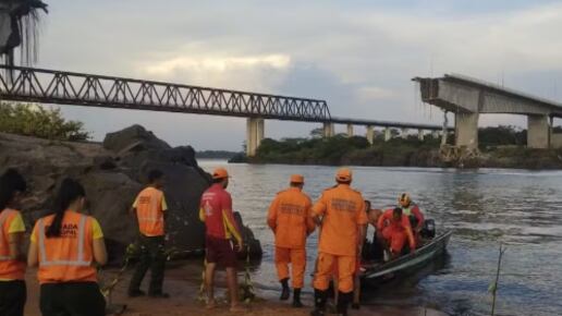 Caminhões que levavam produtos tóxicos caíram na água
