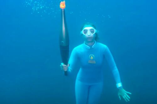 Momento icônico! Tocha olímpica foi mergulhada no mar Mediterrâneo antes de Paris 2024