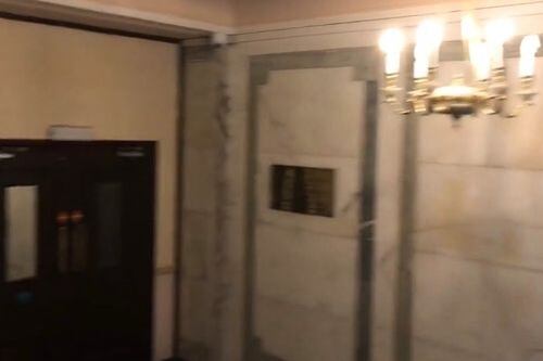 Irmãos capturam voz fantasmagórica em vídeo no hotel mais assombrado do Reino Unido