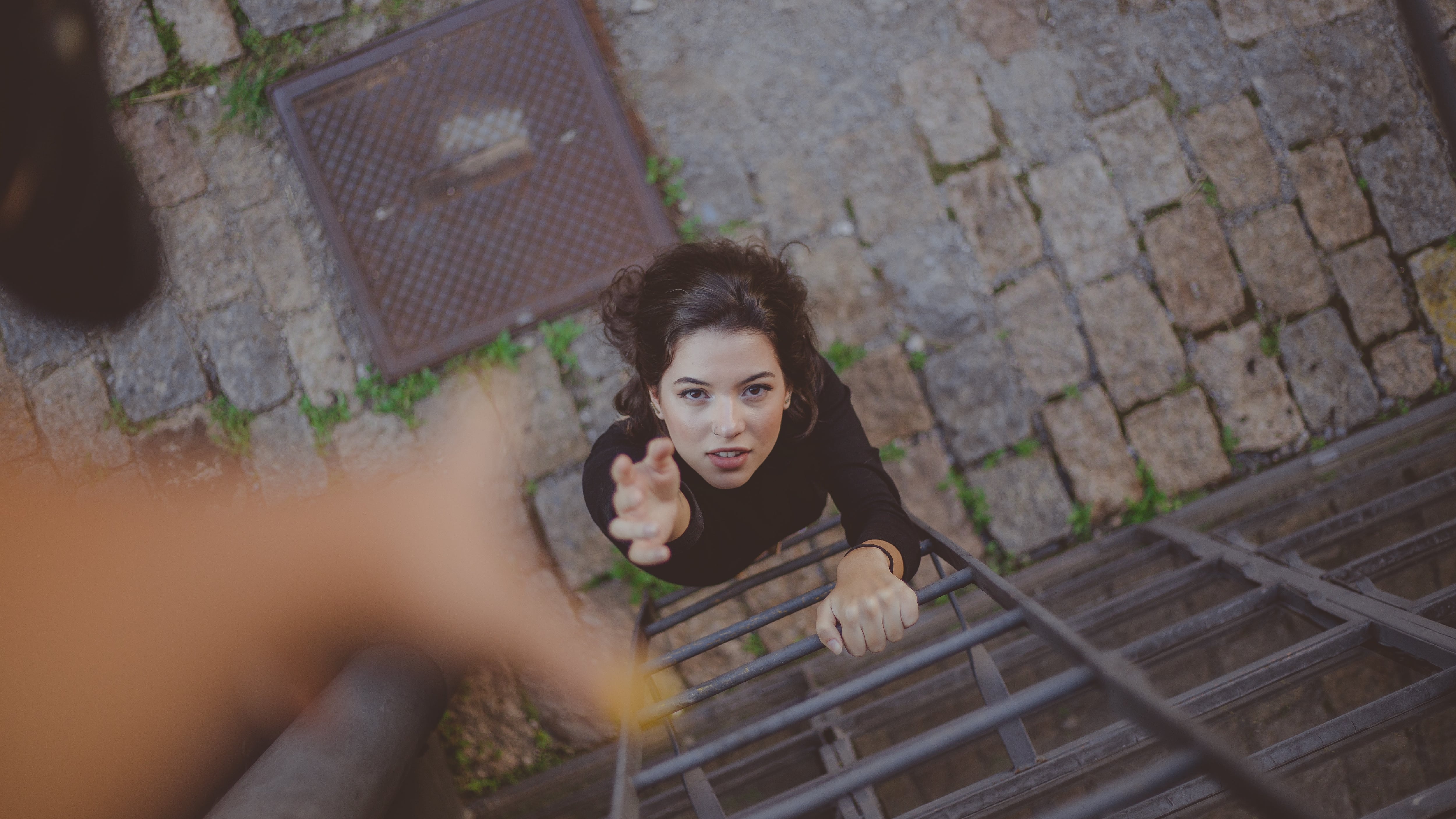 Mulher subindo escada