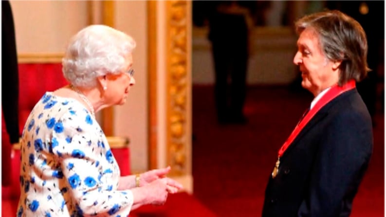 Rainha Elizabeth condecora o cantor Paul McCartney