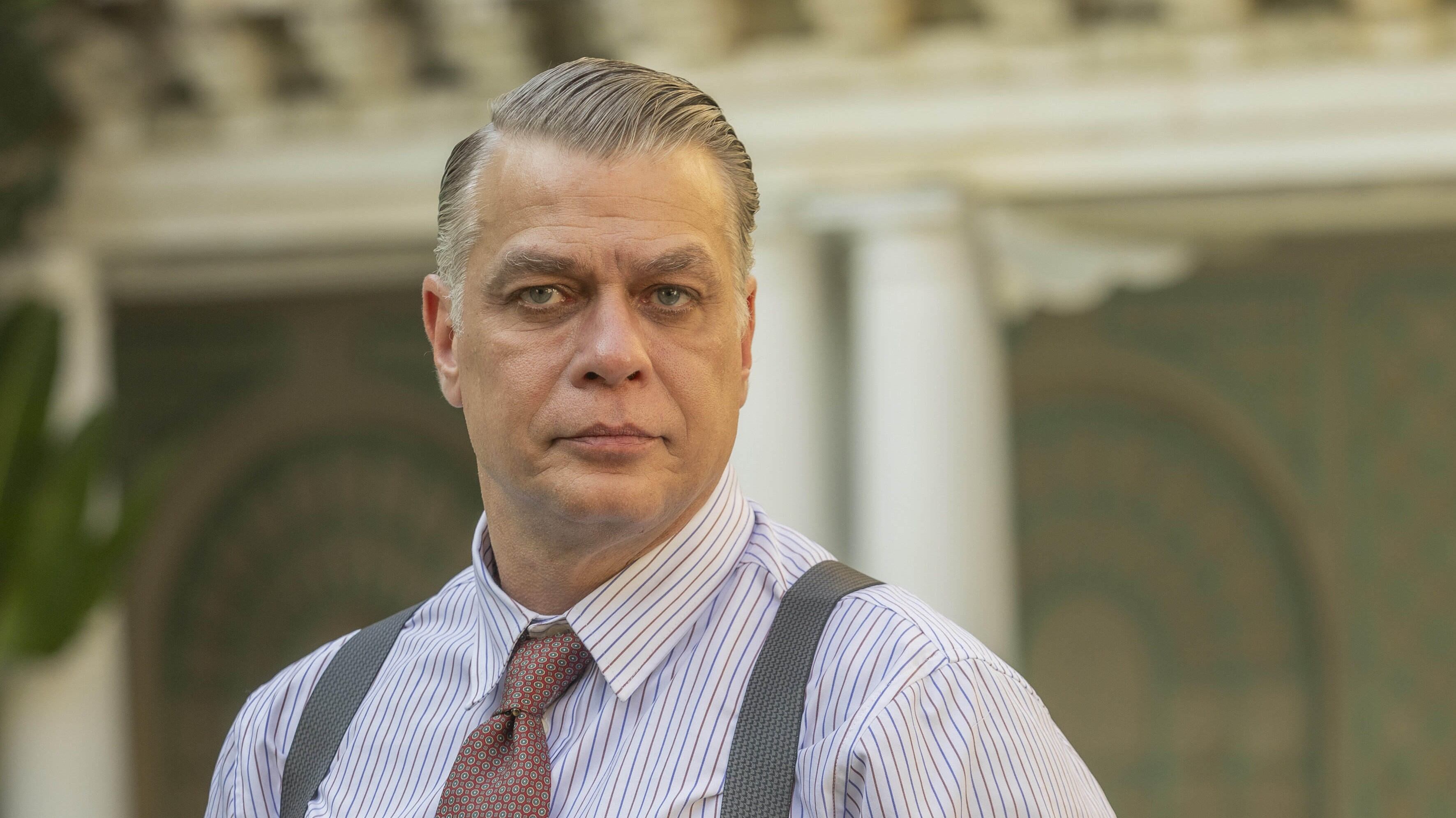 Juliano (Fabio Assunção) deixa Flora (Bella Piero) sangrando e diz que ela escorregou em cena de Garota do Momento