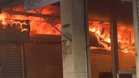 Local é atingido por um incêndio desde a manhã desta quarta-feira (30).