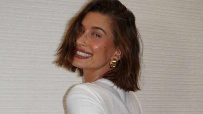 Como de praxe, a modelo Hailey Bieber aderiu a trend e recebe diversos elogios do seguidores que comentam as fotos em que ela exibe as madeixas - (crédito: Reprodução/Instagram:HaileyBieber)