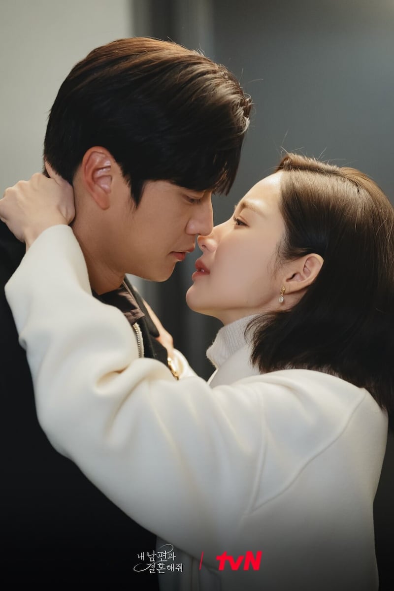 Park Min-young y Na In-woo están enamorados en 'Cásate con mi esposo'