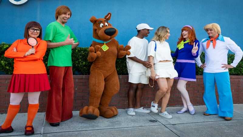Na Universal, Endrick e Gabriely brincam com os personagens de Scooby-Doo