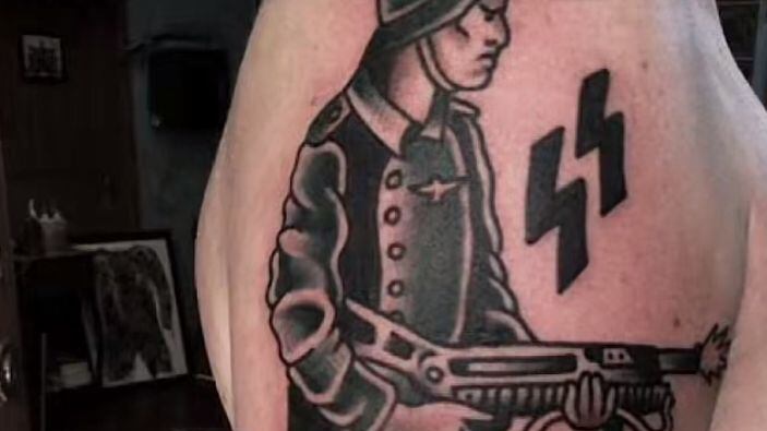 Tatuagem SS faz alusão ao nazismo.