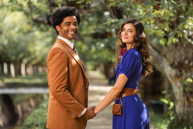 Camila Queiroz (Maré) e Diogo Almeida (Orlando) formam o casal protagonista da novela Amor Perfeito