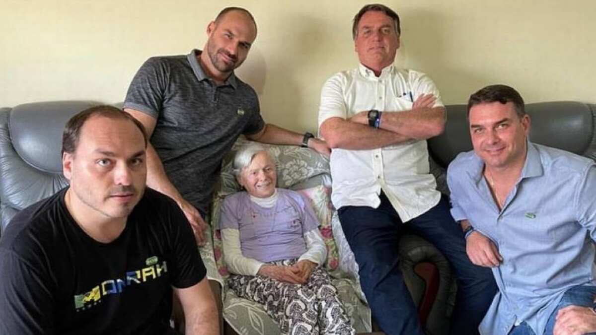 Sem máscara, Bolsonaro visita a mãe no interior de SP
