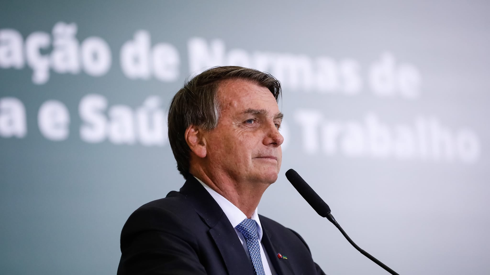 Bolsonaro se isenta de responsabilidade na crise