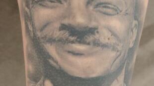 Demi Keeler possui o retrato de Charles Bronson em sua perna.