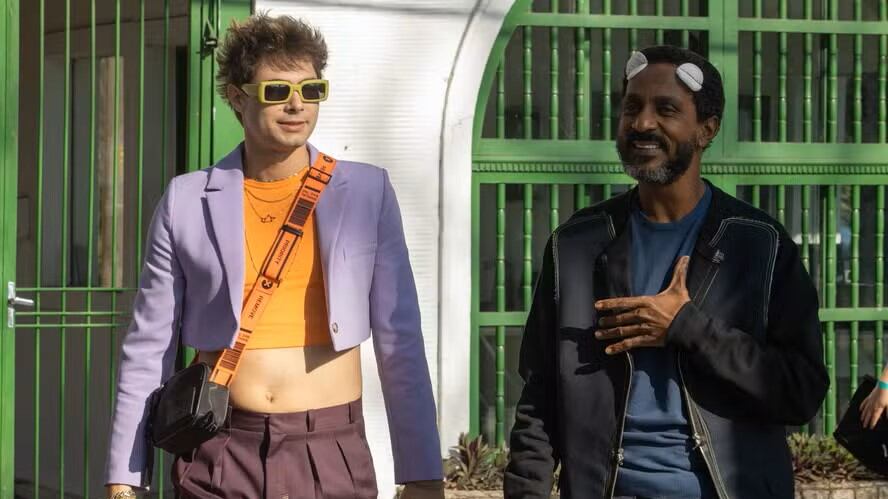 Rafa Vitt, marido de Tatá Werneck aparece de cropped e unhas pintadas ao lado do humorista Luís Miranda para gravar as cenas do filme ‘O Clube das Mulheres de Negócios’