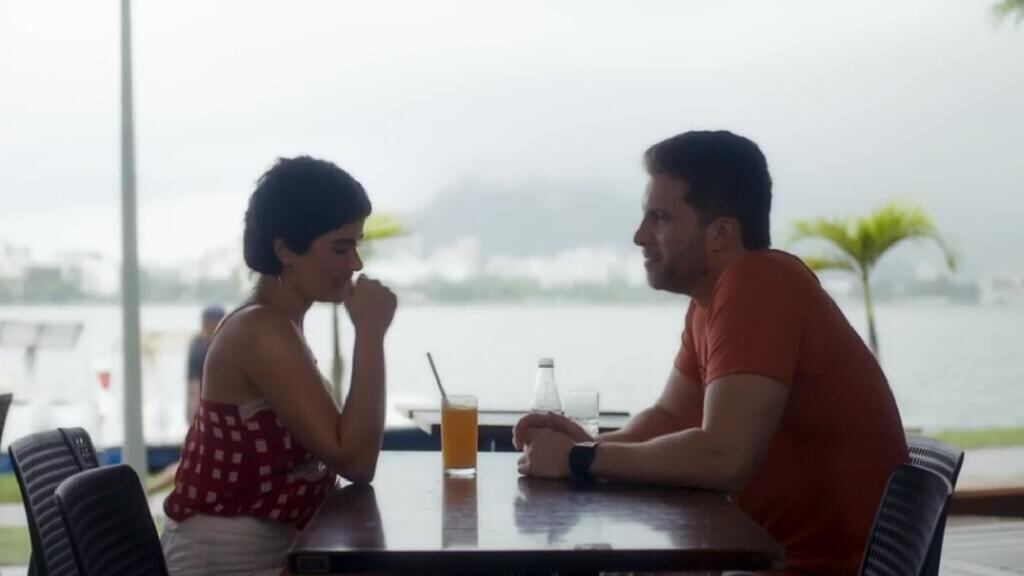 Caíque (Thiago Fragoso) e Leonor (Vanessa Giácomo) vão namorar em "Travessia"