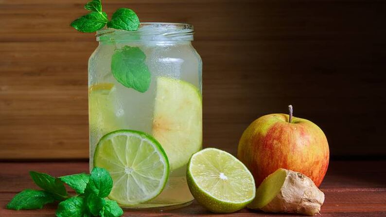 Suco natural caseiro com limão e gengibre excelente contra a pressão alta