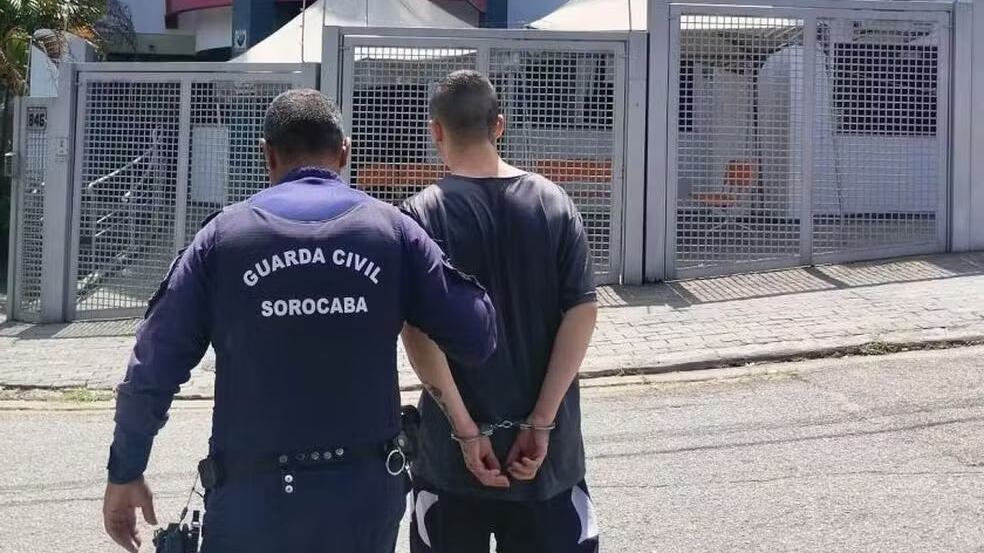 Homem agride a própria mãe com socos por conta de volume da TV e é preso no interior de SP