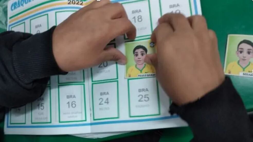 Alunos viram figurinhas em escola em São Vicente