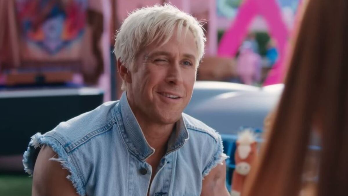 Ryan Gosling guiñando el ojo en la película 'Barbie'