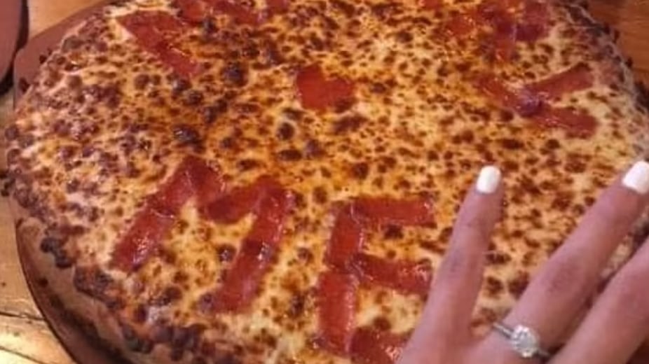 Homem usa pizza para pedir namorada em casamento