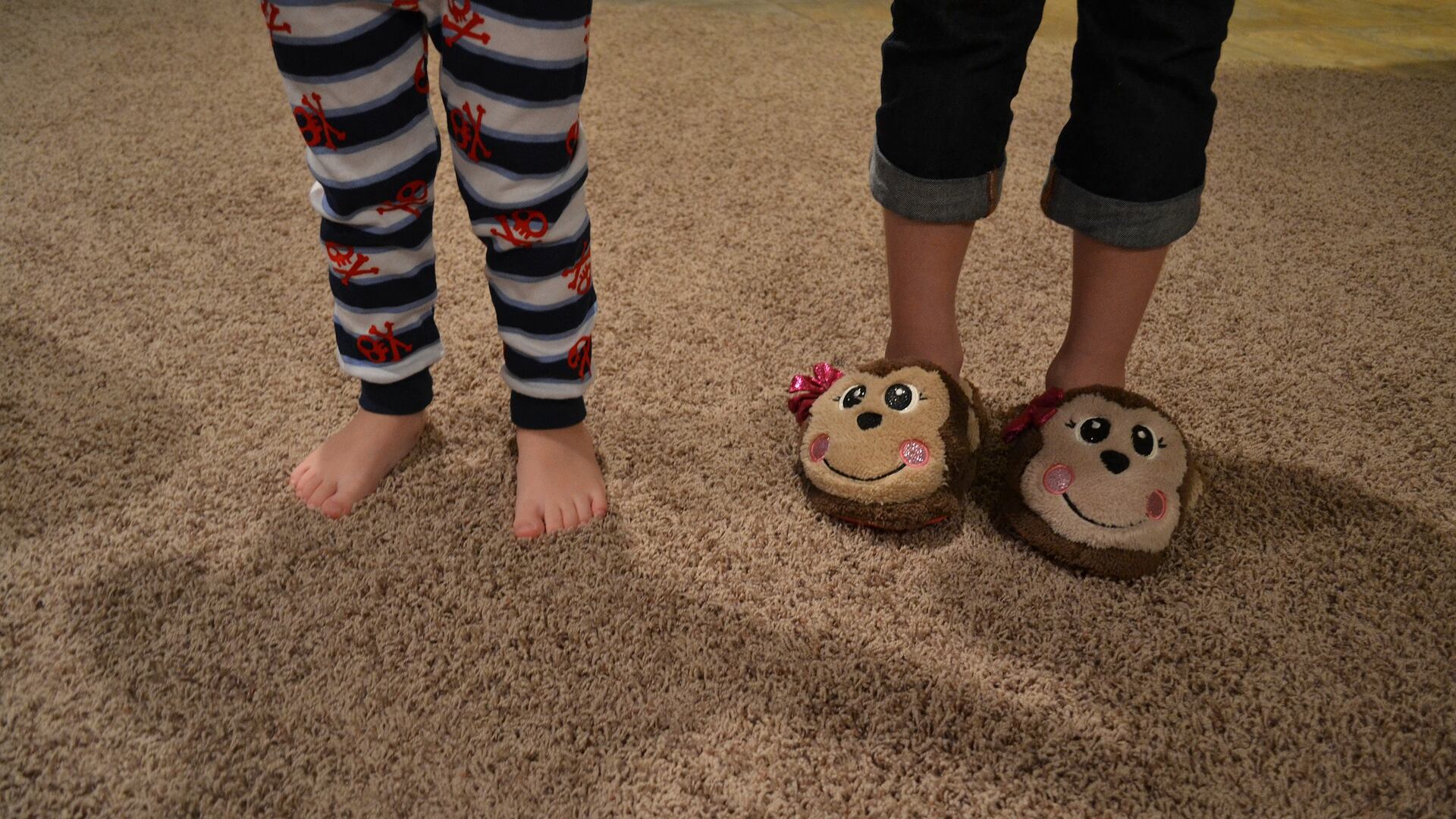 Crianças de pantufa e pijamas