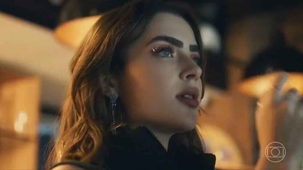 Chiara, personagem de Jade Picon em "Travessia", se assusta com Ari (Chay Suede)