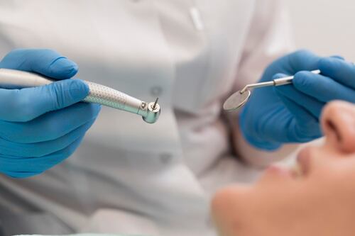 Ela arrancou o dente do namorado para passar no exame de odontologia