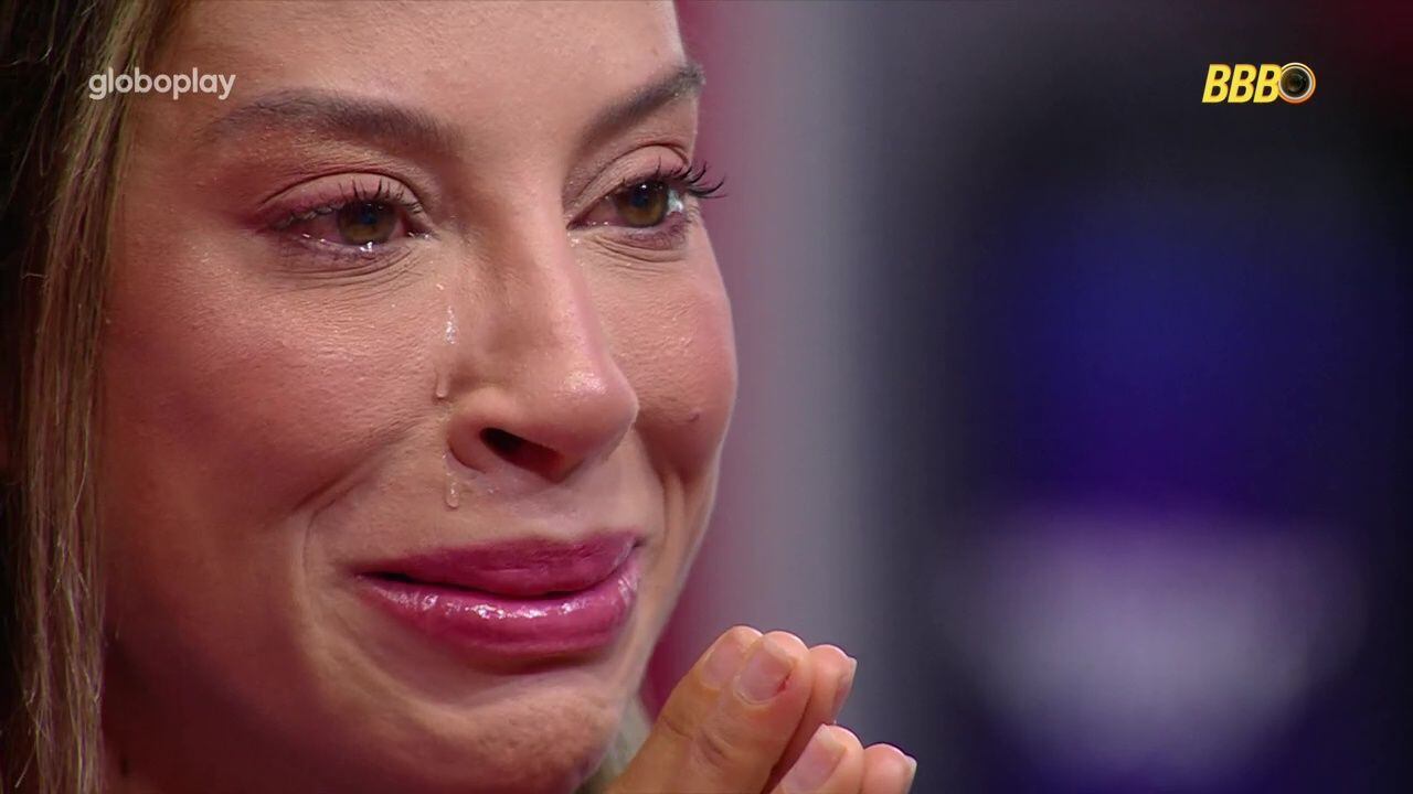 Renata chora com recado e familiares e amigos no 'Almoço do Anjo'