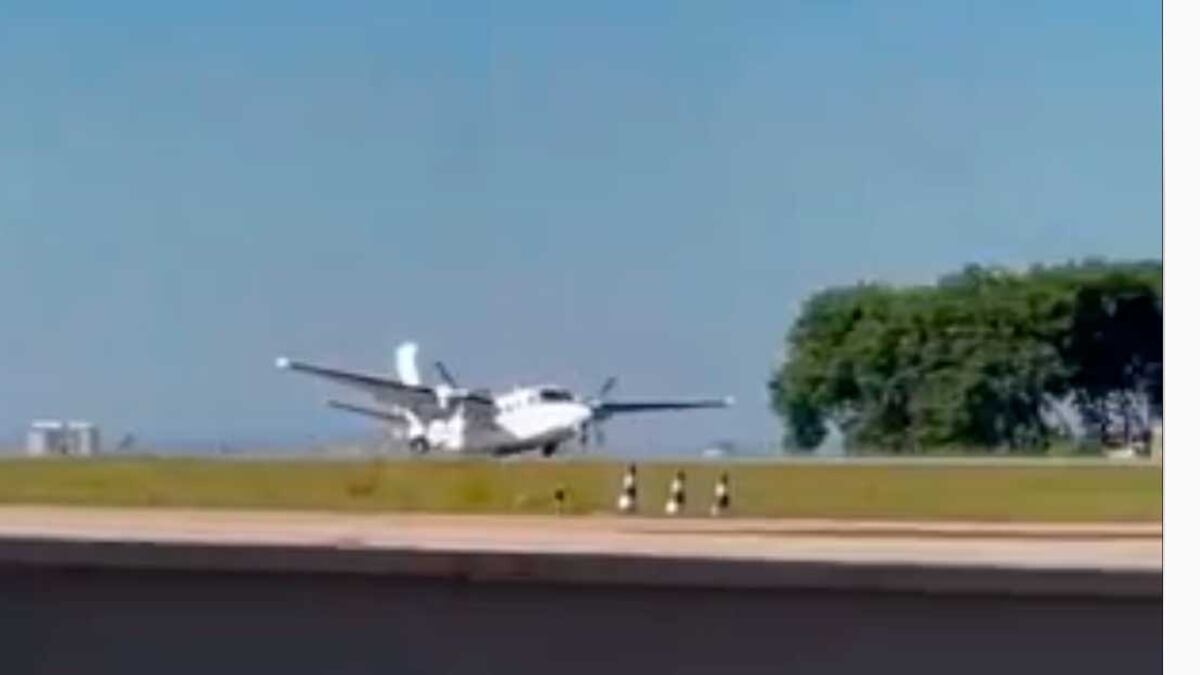 Avião pousa "de barriga" em Sorocaba