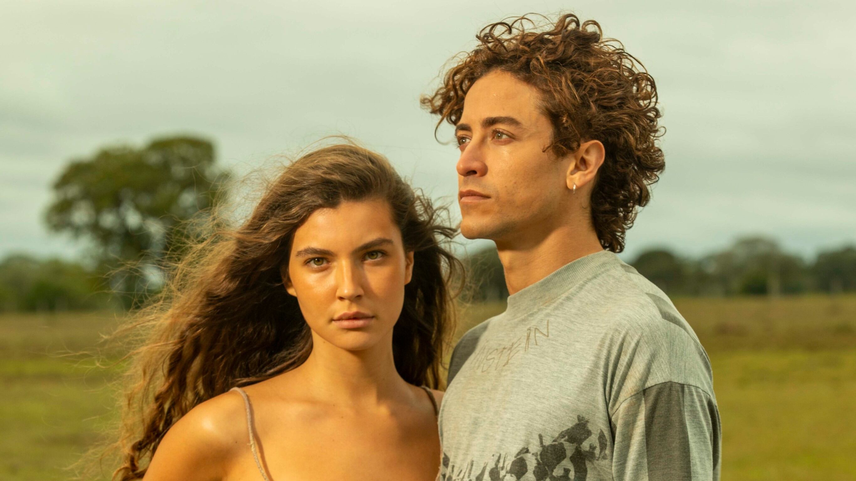 Em Pantanal, Juma (Alanis Guillen) e Jove (Jesuíta Barbosa) vivem em casas separadas