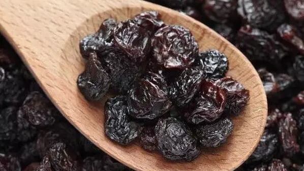 Água de passas: receita de bebida natural que ajuda a emagrecer para tomar pela manhã