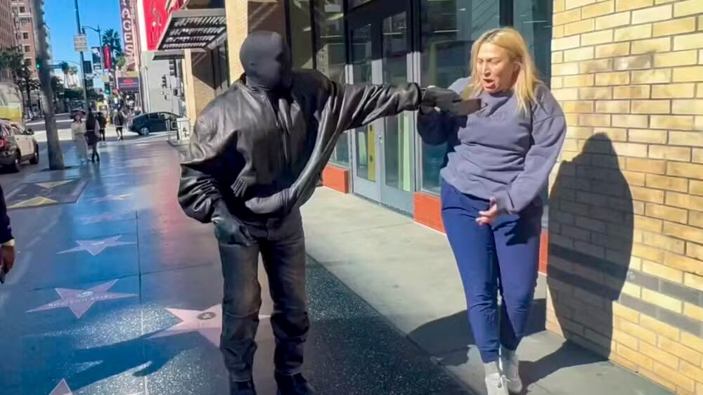 Kanye West toma celular de repórter após ser questionado sobre a esposa