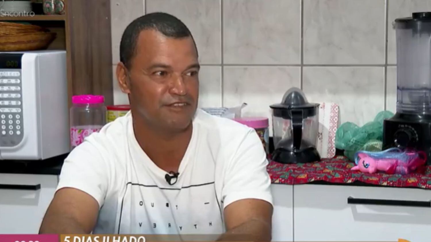 Ele comeu dois limões e um pedaço de carvão