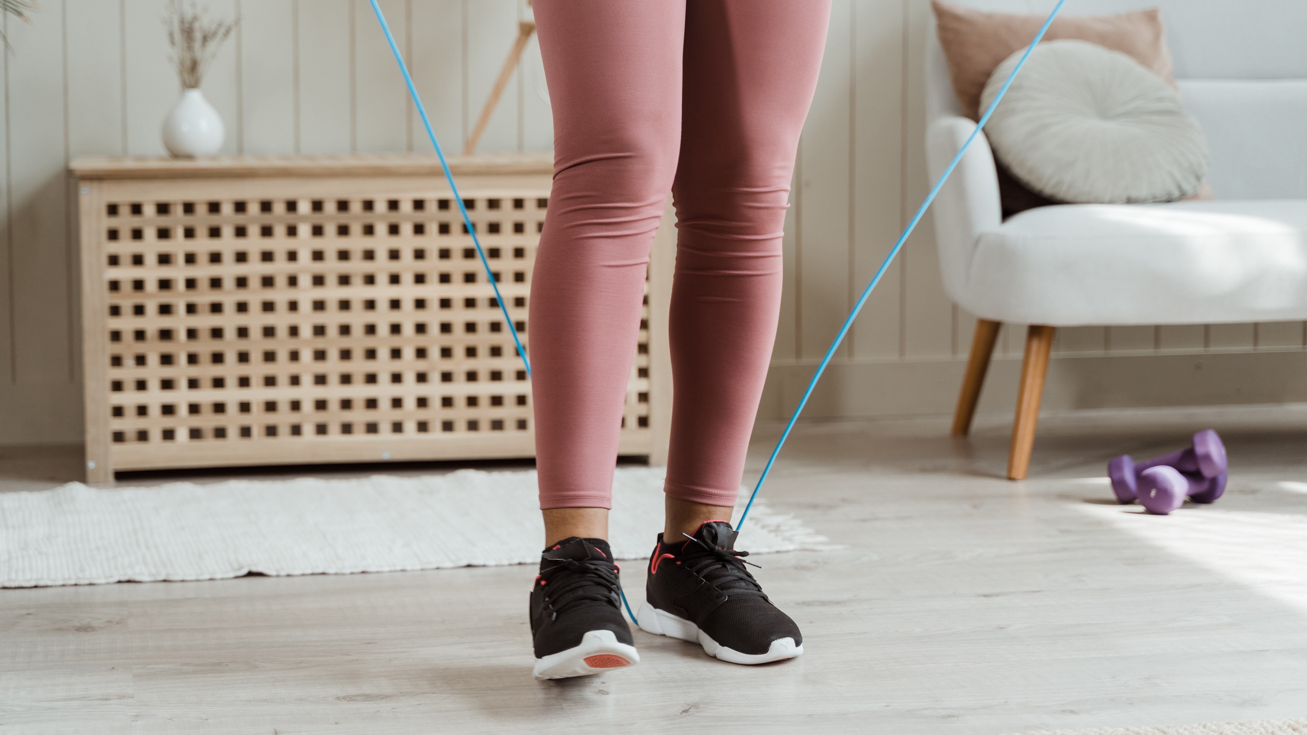 Quer dicas de exercícios físicos? Aprenda este treino caseiro para queimar gordurinhas usando corda