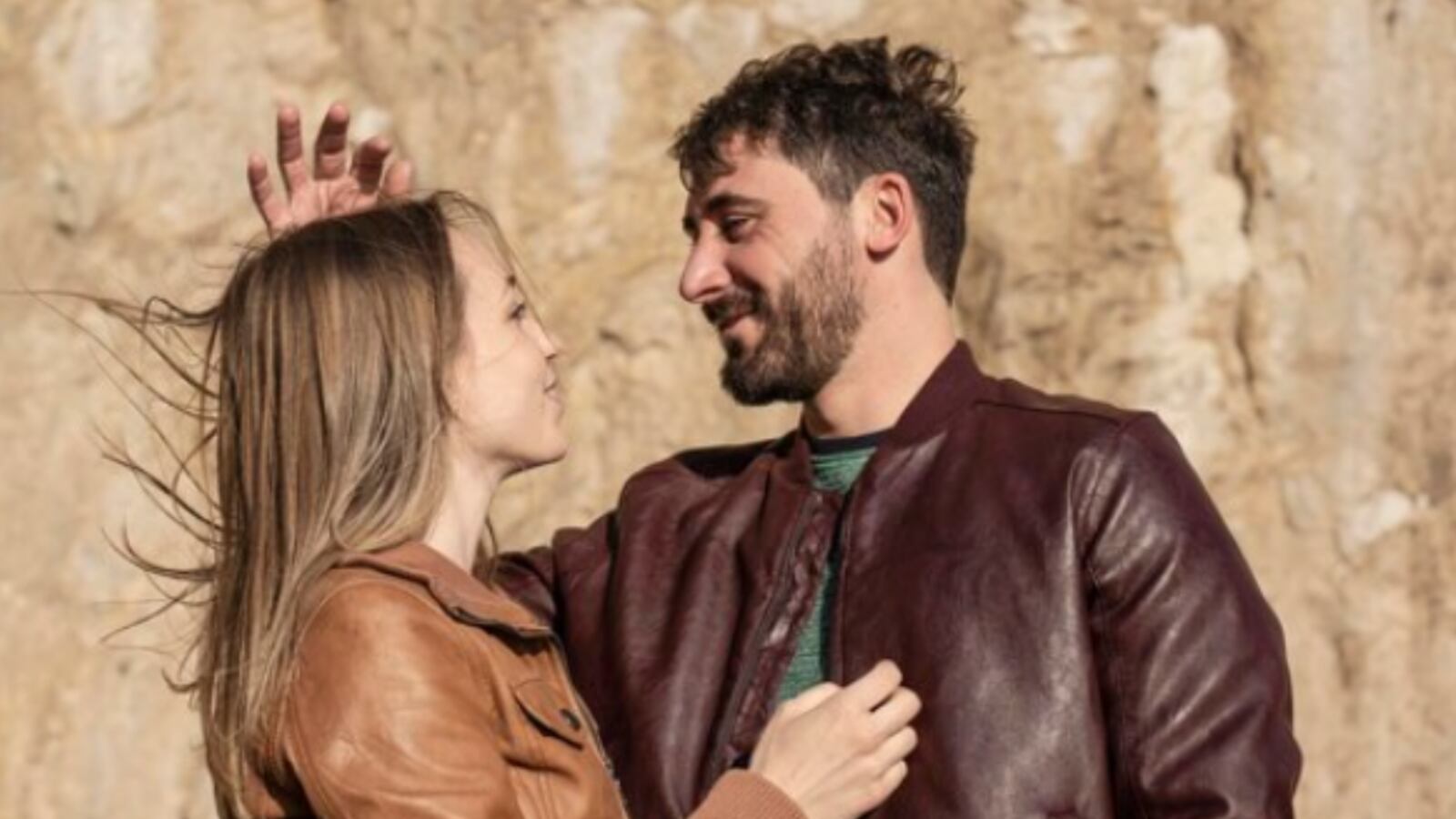 Qué significa que un hombre te acaricie el cabello