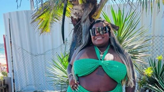 Jojo Todynho usa colar de ouro durante as férias