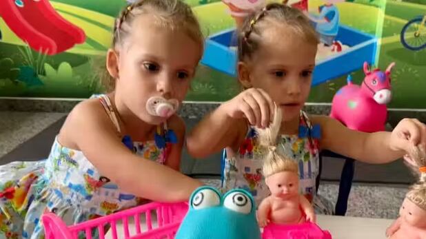 Guerreiras! As gêmeas siamesas Heloá e Valentina passaram por uma cirurgia complexa de separação e hoje, 1 ano depois, estão todas independentes. - Foto: Michel Gomes