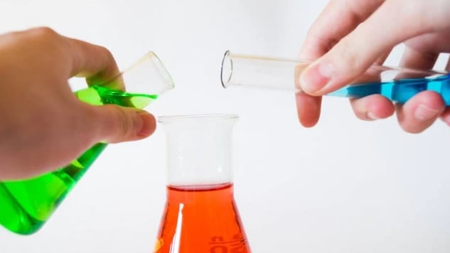 Professora realiza experimento com aluno em sala e caso termina em situação grave