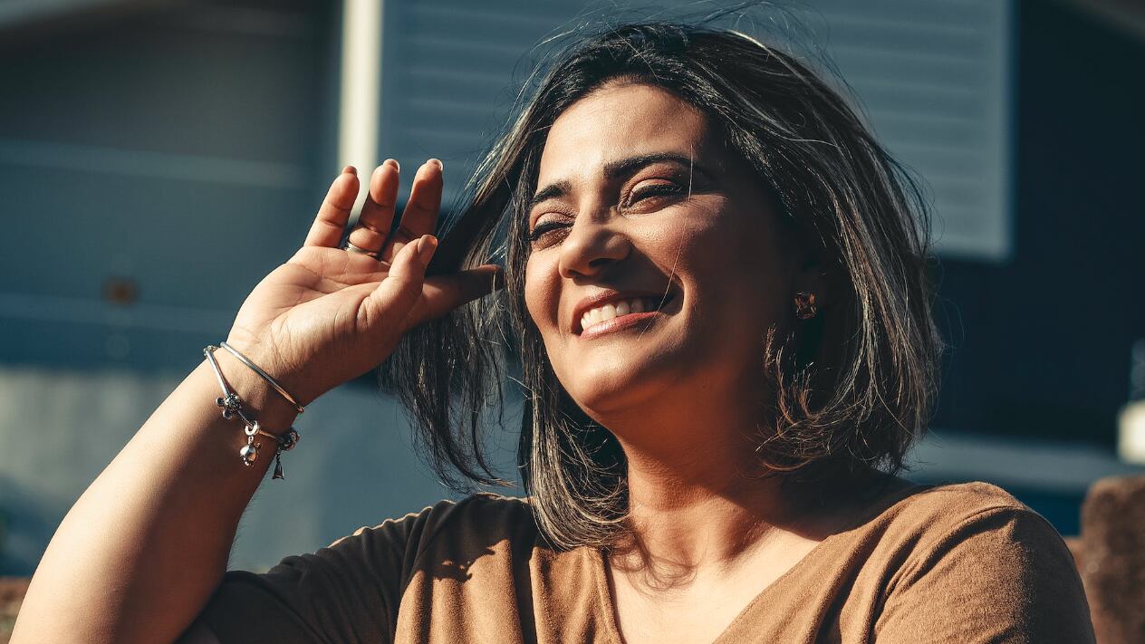 Para favorecer a aparência natural do batom você pode adicionar um tom um pouco mais escuro aos seus lábios.