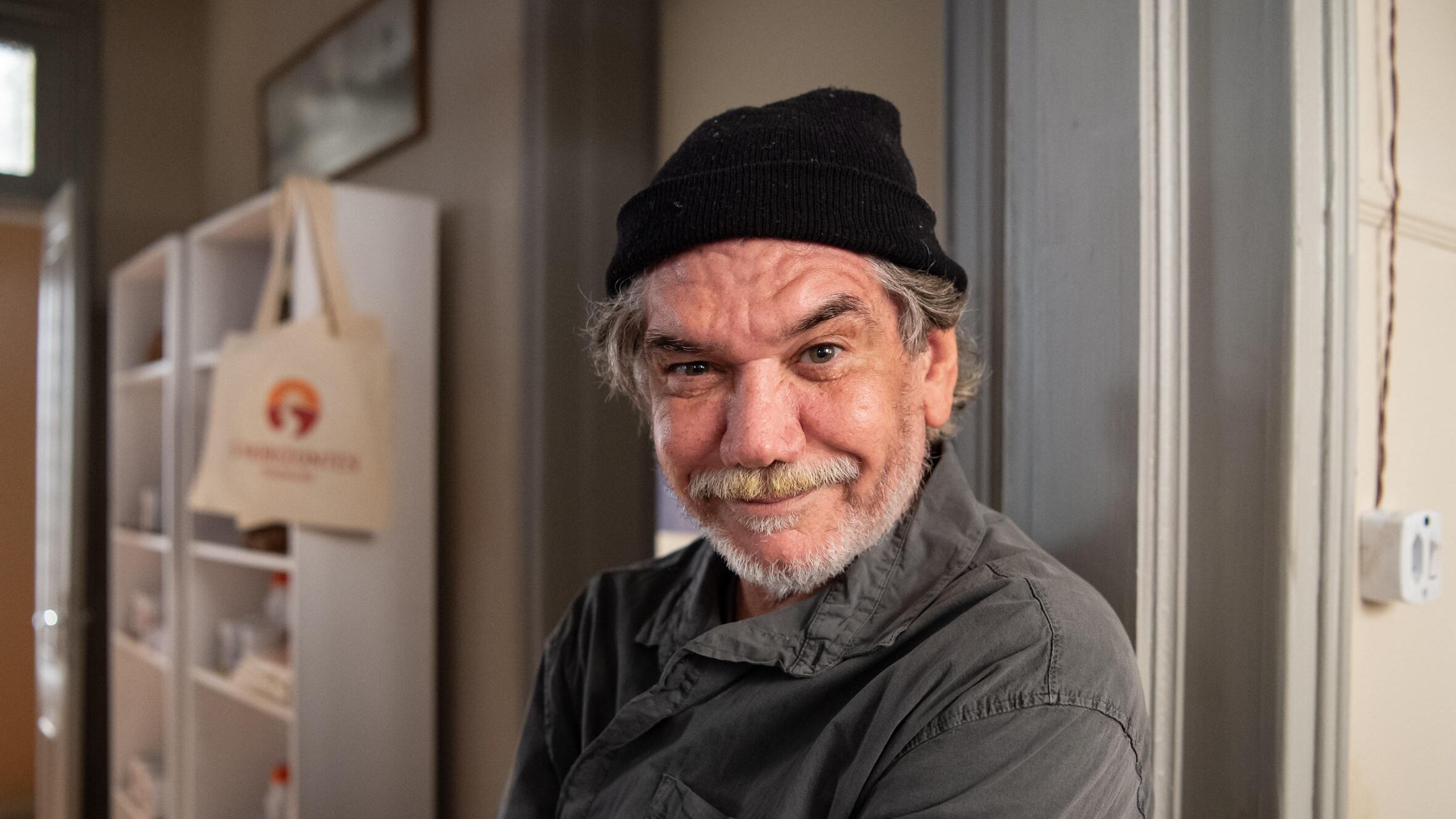 Jackson Antunes caracterizado como Galo, seu personagem em "Todas as Flores", novela disponível no Globoplay