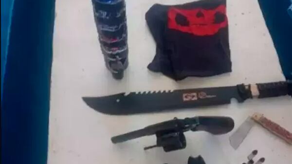 Armas encontradas com o atirador que invadiu a escola na Bahia