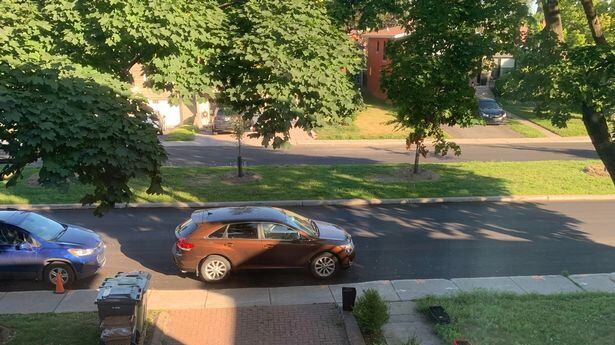 Carro estacionado em frente a uma garagem