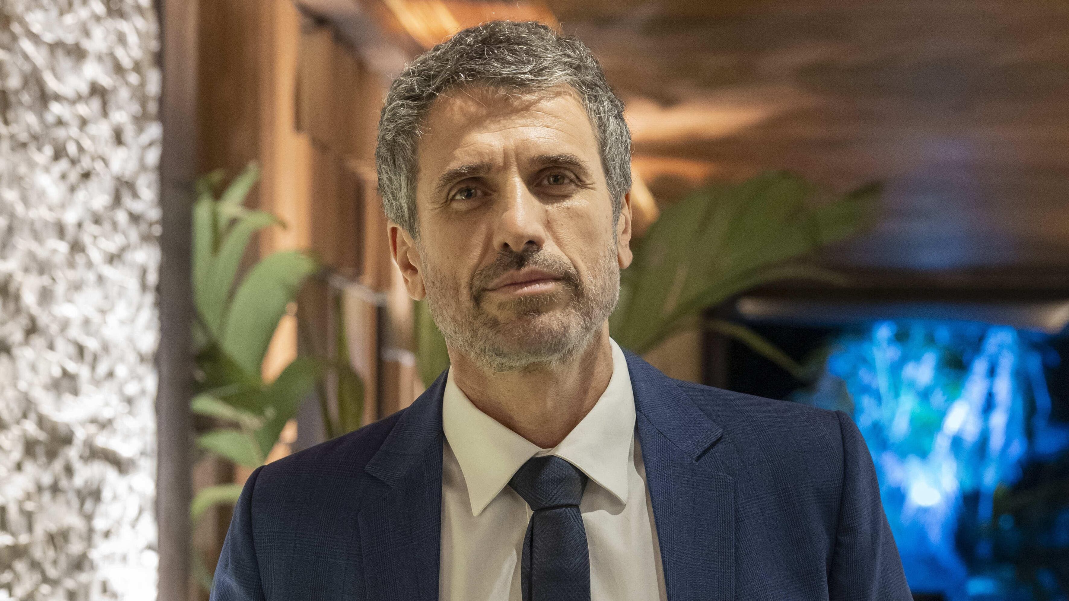 Robson (Eriberto Leão) seduz uma funcionária e falsifica exame feito por Hugo (Danilo Grangheia) em Mania de Você