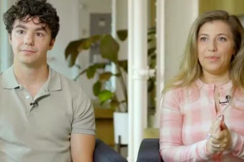 Dubladores processam empresa de IA por clonagem e venda ilegal de suas vozes