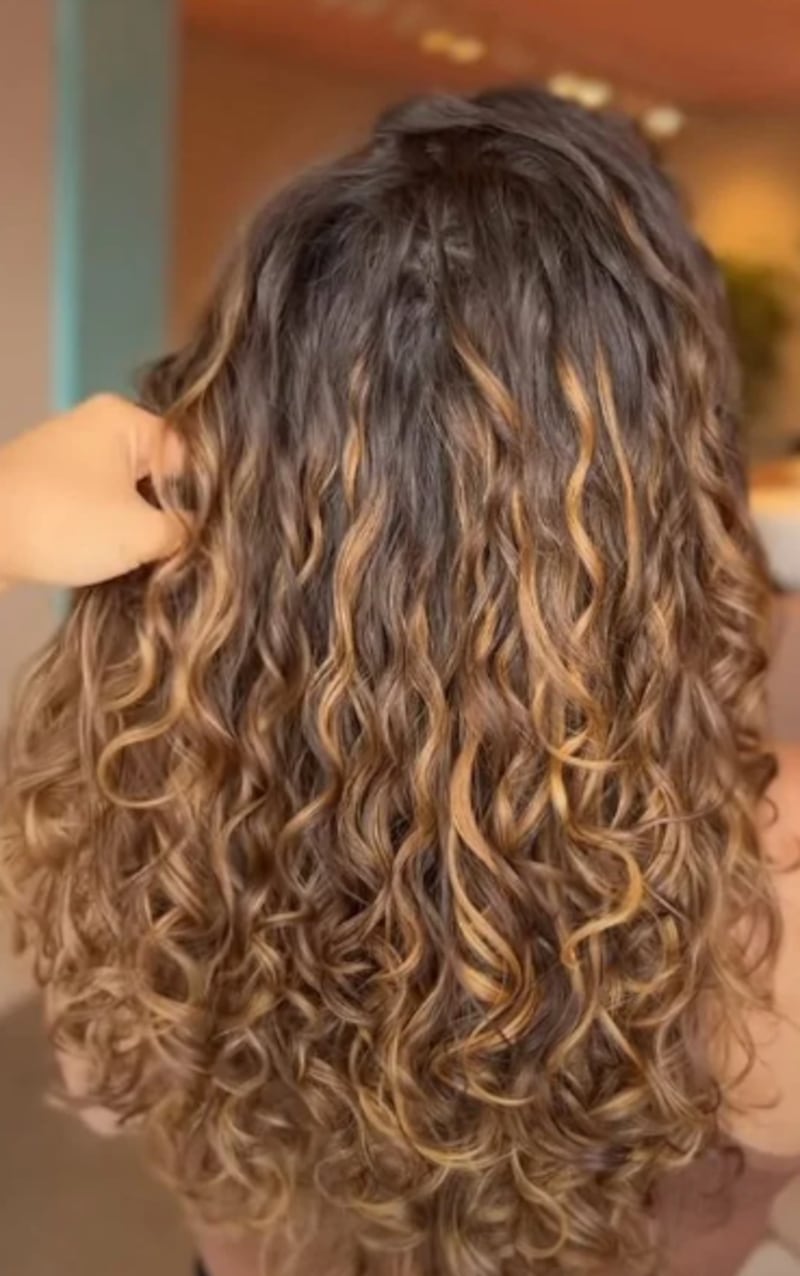 Cabelo cacheado loiro mel/ reprodução