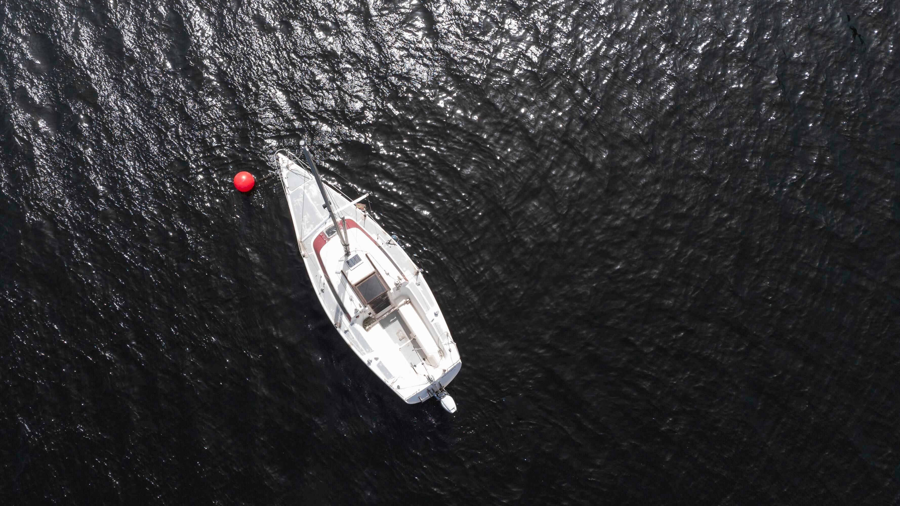 Barco parado em alto mar.