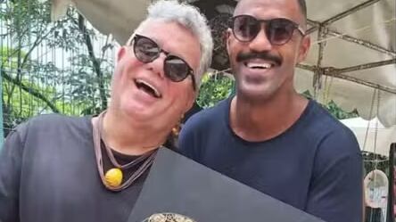 Novo namorado de Milton Cunha, Vitor Moraes se destacou nos bastidores da Sapucaí